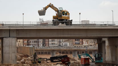 Trabajos del primer puente reconstruido sobre el barranco del Poyo, que forma parte de la red de Metrovalencia, tras la dana del 29 de octubre.
