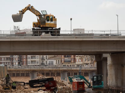 Trabajos del primer puente reconstruido sobre el barranco del Poyo, que forma parte de la red de Metrovalencia, tras la dana del 29 de octubre.