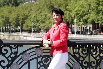 Maddalen Iriarte, candidata a lehendakari de EH Bildu, posa en el puente del Ayuntamiento de Bilbao.