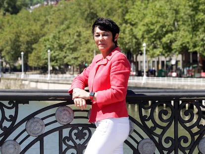 Maddalen Iriarte, candidata a lehendakari de EH Bildu, posa en el puente del Ayuntamiento de Bilbao.