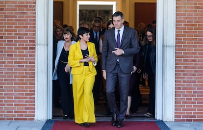 La ministra de Vivienda, Isabel Rodríguez, junto al presidente, Pedro Sánchez, en una reunión en el Palacio de La Moncloa, el pasado octubre.