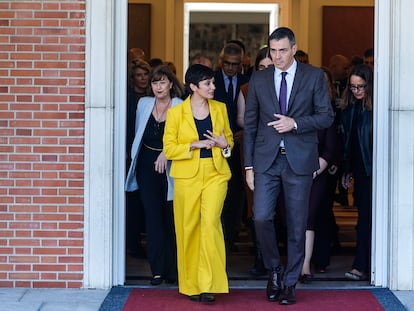 La ministra de Vivienda, Isabel Rodríguez, junto al presidente, Pedro Sánchez, en una reunión en el Palacio de La Moncloa, el pasado octubre.