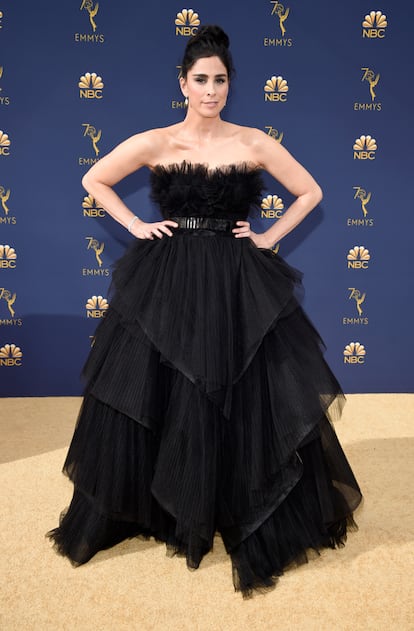 Sarah Silverman, con un vestido negro de gran volumen.