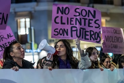 "No son clientes son puteros" dice una de las pancartas de la protesta en Valencia.