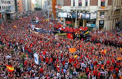 Miles de personas reciben en la madrileña Gran Vía el 12 de julio de 2010 a los integrantes de la selección española de fútbol que acaban de ganar el Mundial de Sudáfrica de aquel año.