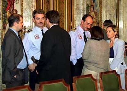 Mandos policiales y miembros de la corporación municipal, durante la reunión del Consejo Local de Seguridad en la Delegación del Gobierno.