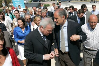 Valcárcel y Camps, esta mañana, acompañados de regantes en la puesta en marcha de dos balsas de riego en Orihuela.