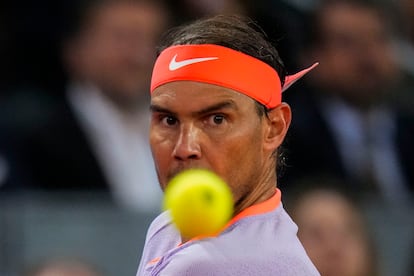 Rafa Nadal concentrado en jugar la bola en un momento del partido.