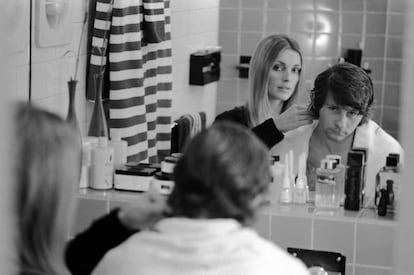 Sharon Tate corta el pelo de su marido, Roman Polaski, en su casa de Londres en 1968.