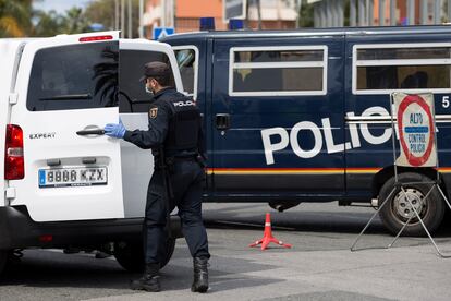 Un agente durante un control de la Policía Nacional en Málaga.