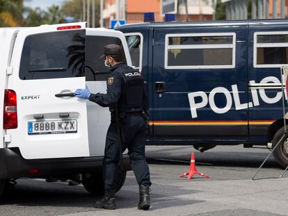 Un agente durante un control de la Policía Nacional en Málaga.