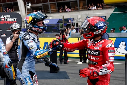 Alex Márquez (a sinistra) saluta il fratello Marc, questo sabato a Le Mans.