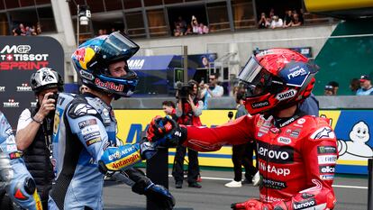 Álex Márquez (izquierda) saluda a su hermano Marc, este sábado en Le Mans.