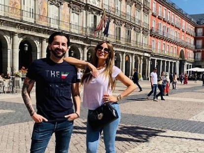 Sofia Vergara y un amigo, en la Plaza Mayor de Madrid.