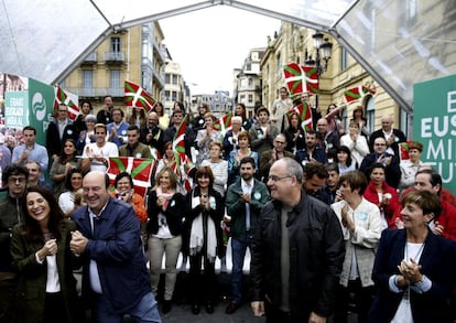 El presidente del PNV, Andoni Ortuzar (2i), participa en un acto electoral en San Sebastián junto a los candidatos guipuzcoanos Joseba Egibar (2d), Arantxa Tapia (d) y Bakartxo Tejeria (i). 