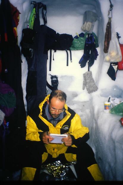 Marc Sarradell, en la cueva de nieve.