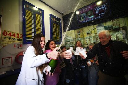 Trabajadores de la Administración de Lotería de la Calle Sagasta de Madrid celebran el segundo premio de la Lotería de Navidad, con el número 4.536. 