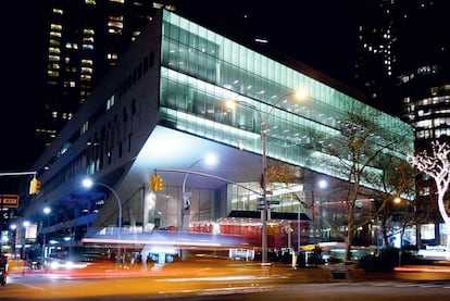 La renovación del vestíbulo del Alice Tully Hall, auditorio para conciertos de música de cámara del Lincoln Center for the Performing Arts, en Nueva York, ha sido realizada por el estudio Diller Scofidio + Renfro (<a href="http://www.dsrny.com" rel="nofollow" target="_blank">www.dsrny.com</a>), que también proyectó en 2009 la rehabilitación del <a href="http://elviajero.elpais.com/fotogaleria/Jardin/colgante/Nueva/York/elpgal/20111107elpepuvia_1/Zes/1" target="_blank">High Line</a>, antigua vía de ferrocarril sobreelevada en el West Side de Manhattan.