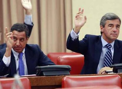 Eduardo Zaplana y Ángel Acebes, ayer, en el Congreso de los Diputados.