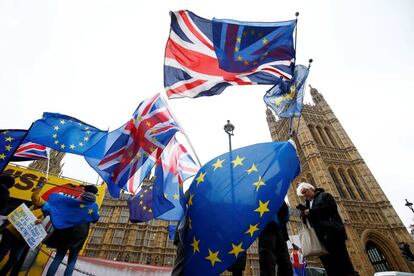 Manifestantes contra el Brexit, ayer ante el Parlamento.