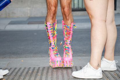 Botas con los colores del arcoíris para desfilar en el Orgullo 2022 de Madrid.