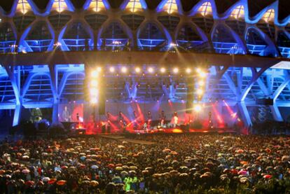 Miles de personas desafiaron anoche la lluvia en la Ciudad de las Artes y las Ciencias de Valencia, durante el MTV Winter.