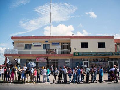 Fila en un supermercado en Ciudad Bolívar (Venezuela) el pasado diciembre.