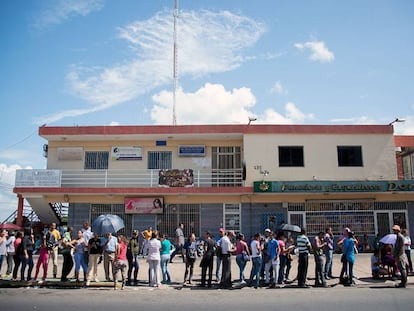 Fila en un supermercado en Ciudad Bolívar (Venezuela) el pasado diciembre.