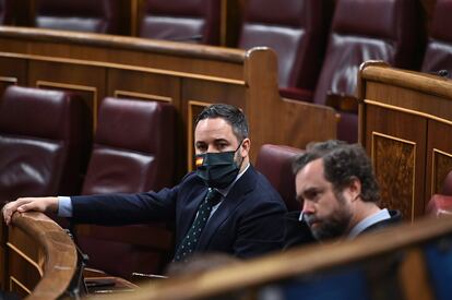 El líder de Vox, Santiago Abascal, junto al portavoz parlamentario de Vox, Iván Espinosa de los Monteros, durante el pleno del Congreso este jueves en Madrid.