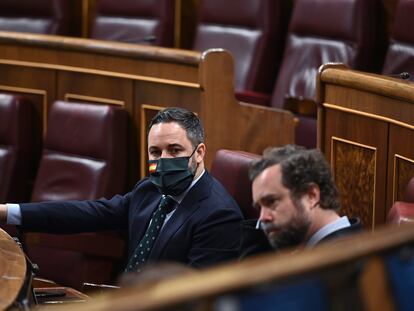 El líder de Vox, Santiago Abascal, junto al portavoz parlamentario de Vox, Iván Espinosa de los Monteros, durante el pleno del Congreso este jueves en Madrid.