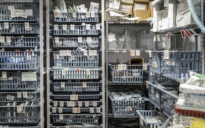 Detalle de uno de los almacenes de medicamentos de la UCI del hospital.