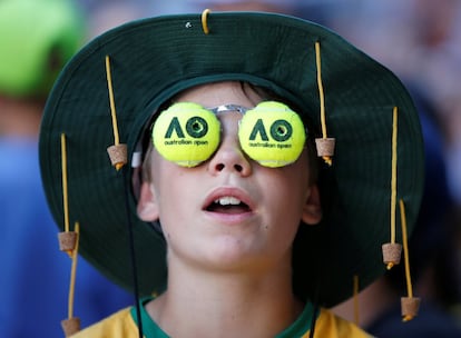 Un niño aficionado al tenis durante el Open de Australia en Melbourne (Australia).