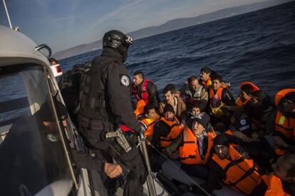 Miembros de Frontex rescatan a 56 personas de una patera.
