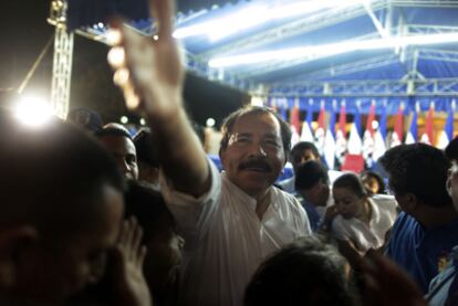 El presidente de Nicaragua, Daniel Ortega, saluda a sus seguidores en la plaza de la Revolución de Managua.