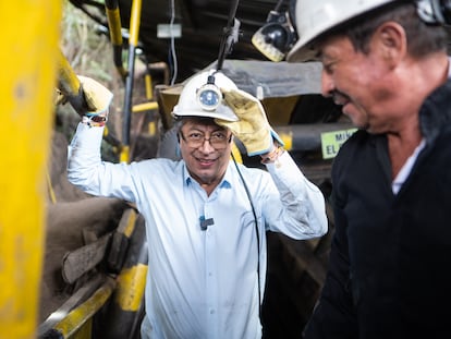 El presidente Gustavo Petro visita la mina de carbón El Pino, en Boyacá, en junio de 2022.