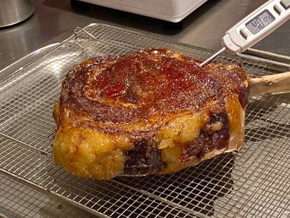 Tomando la temperatura al interior de un chuletón.