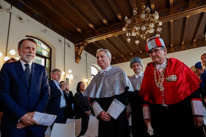 Vicente Vallés, entre el presidente del Grupo Planeta, José Creuheras (a la izquierda), y Francisco Marhuenda, el 26 de abril a su llegada al acto de investidura como doctor 'honoris causa' por la Universidad Internacional de Valencia.