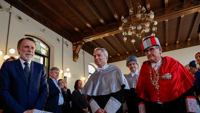 Vicente Vallés, entre el presidente del Grupo Planeta, José Creuheras (a la izquierda), y Francisco Marhuenda, el 26 de abril a su llegada al acto de investidura como doctor 'honoris causa' por la Universidad Internacional de Valencia.