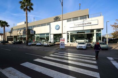 Concesionario de Sur Poniente en Roquetas de Mar (Almería), ayer.