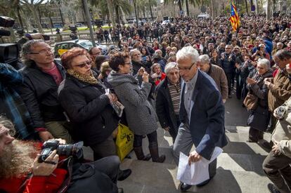 El jutge Santiago Vidal, ahir a la concentraci&oacute; contra ls seva suspensi&oacute; davant l&#039;Audi&egrave;ncia de Barcelona.