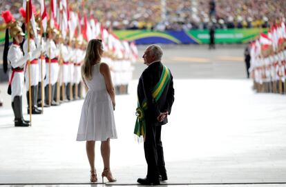 O ex-presidente e a ex-primeira-dama, Michel e Marcela Temer, aguardam o presidente e a primeira-dama recém empossados. 