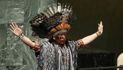 Nilson Tuwe Huni Kuĩ, líder indígena de la Amazonia brasileña, durante su intervención en un evento mundial sobre paz y diversidad religiosa en la sede de las Naciones Unidas de Nueva York, en febrero de 2013. 
 
 