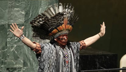 Nilson Tuwe Huni Kuĩ, líder indígena de la Amazonia brasileña, durante su intervención en un evento mundial sobre paz y diversidad religiosa en la sede de las Naciones Unidas de Nueva York, en febrero de 2013. 
 
 