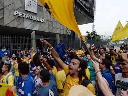 Trabajadores de una empresa subcontratada por Petrobras protesta por el retraso en sus salarios