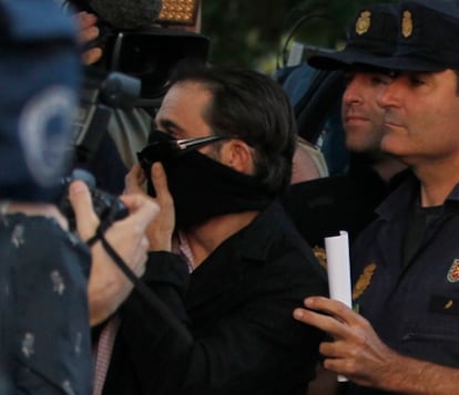 Algunos concentrados en los alrededores de los juzgados de Sevilla han intentado quitarle la bufanda a Javier Delgado, hermano del principal acusado Miguel Carcaño. La policía le ha protegido para que accediera a la sala