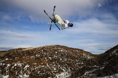 Brodie Summers compite durante el campeonato australiano Subaru Mogul, en Perisher (Australia).