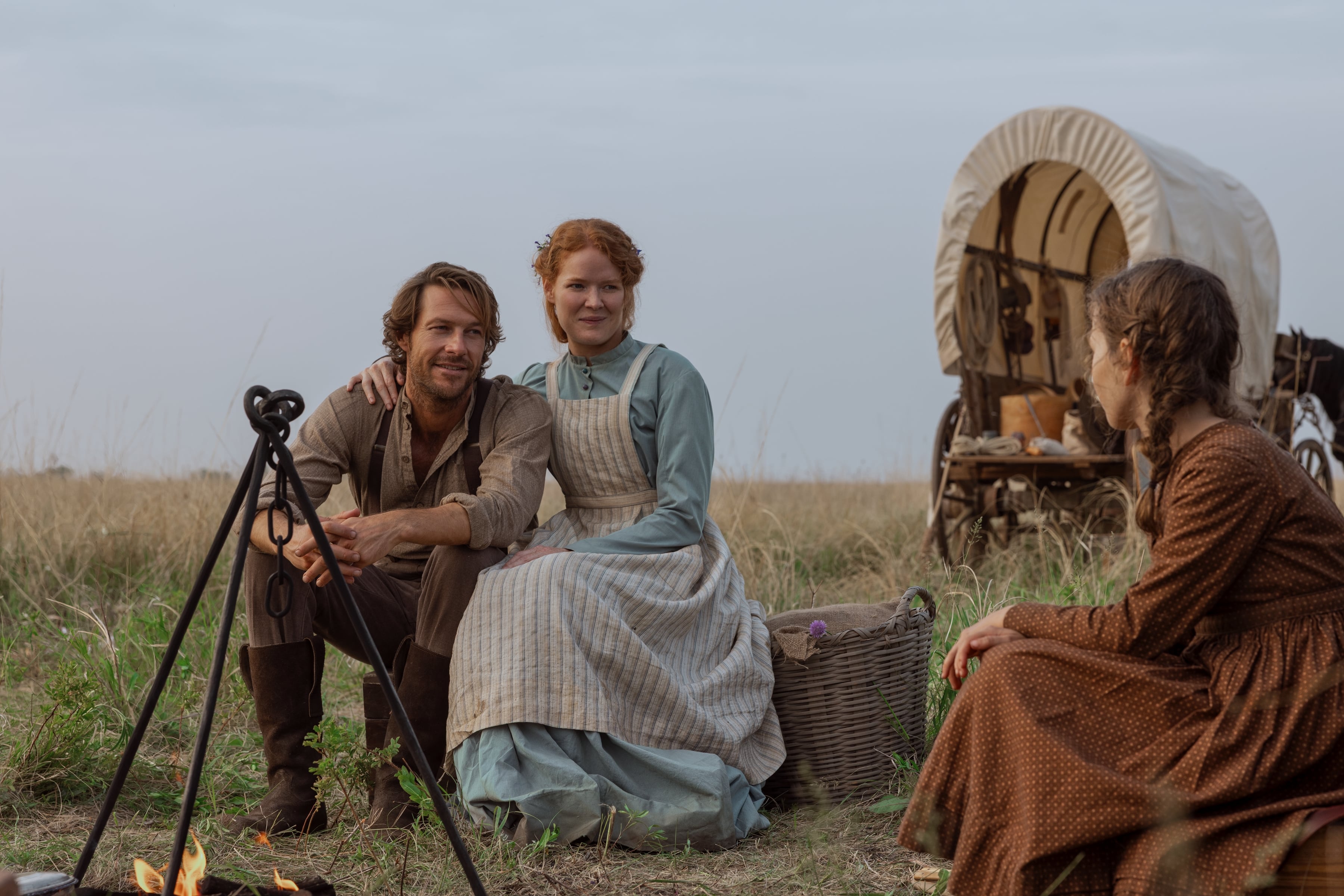 Luke Bracey, Crosby Fitzgerald y Alice Halsey, en el primer episodio de 'La casa de la pradera'.