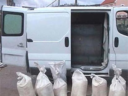 La furgoneta y el material explosivo aprehendidos a ETA ayer en Cuenca.