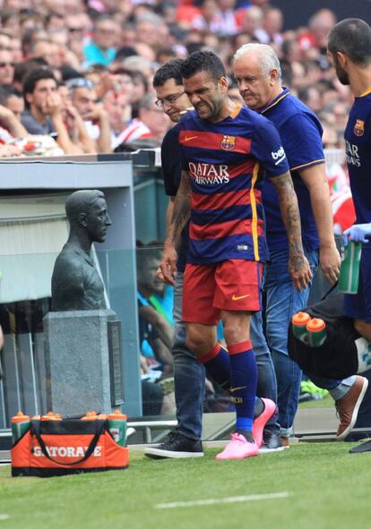 Dani Alves se retira lesionado 