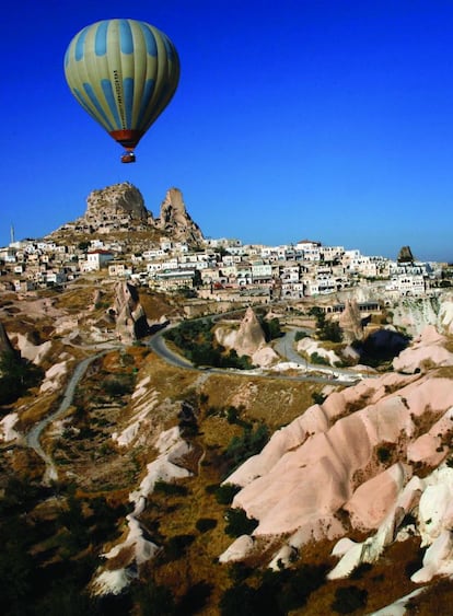 Un globo aerostático sobrevuela Uchisar, en la Capadocia, la región turca que invita a un fin de semana entre paisajes bizarros y lunares.